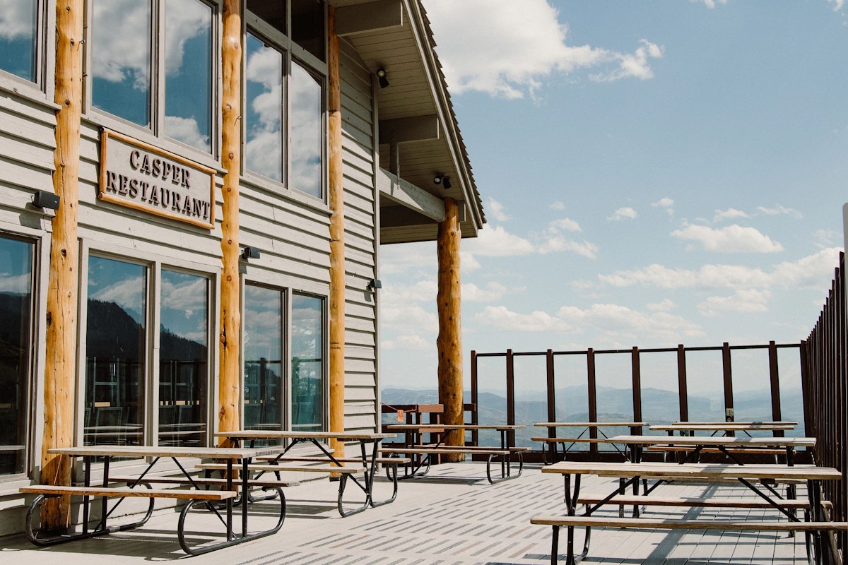picnic benches at Casper Restaurant in the summer