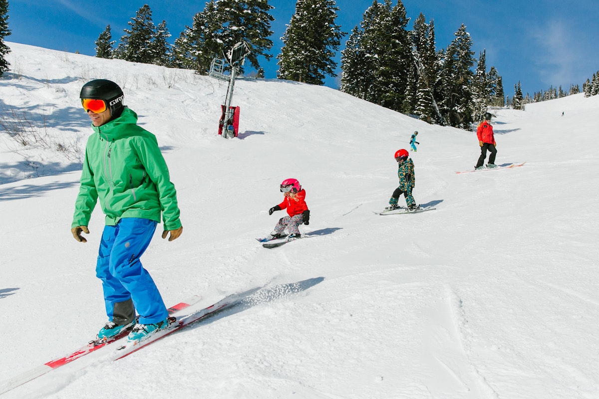 Kids skiing with instructor