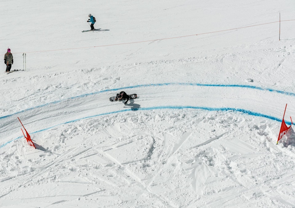 Snowboarder in Dick's Ditch competition