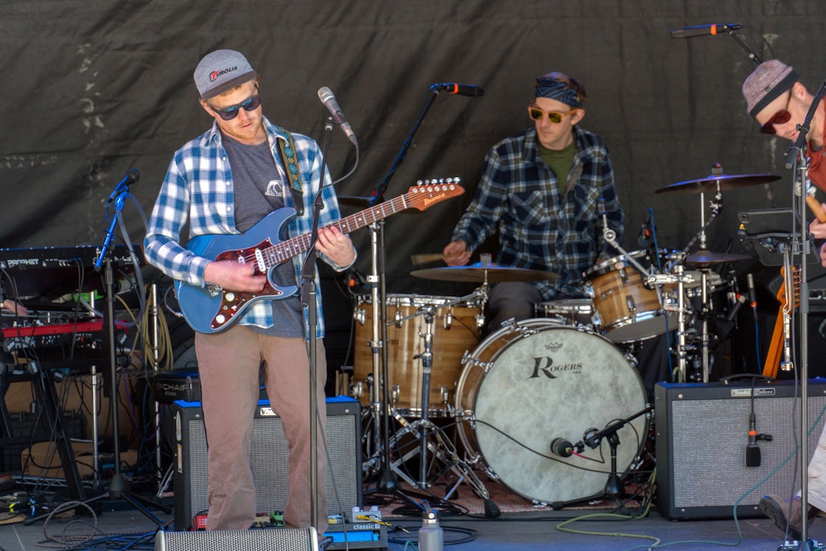 Strumbucket performing at Road to Rendezvous