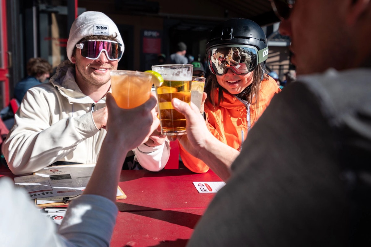 Peaple cheersing drinking at Tram Dock