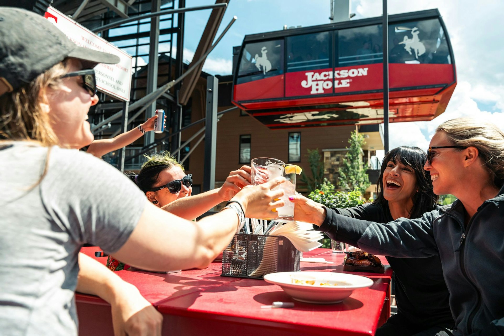 People cheersing drinks at RPK3