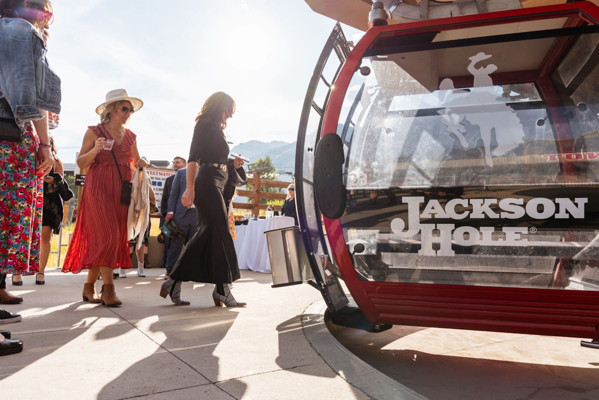 Wedding guests loadin sweetwater gondola