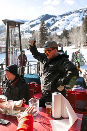 Guy Dancing at apres