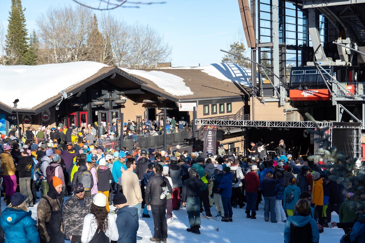 Crowd at Road to Rendezvous