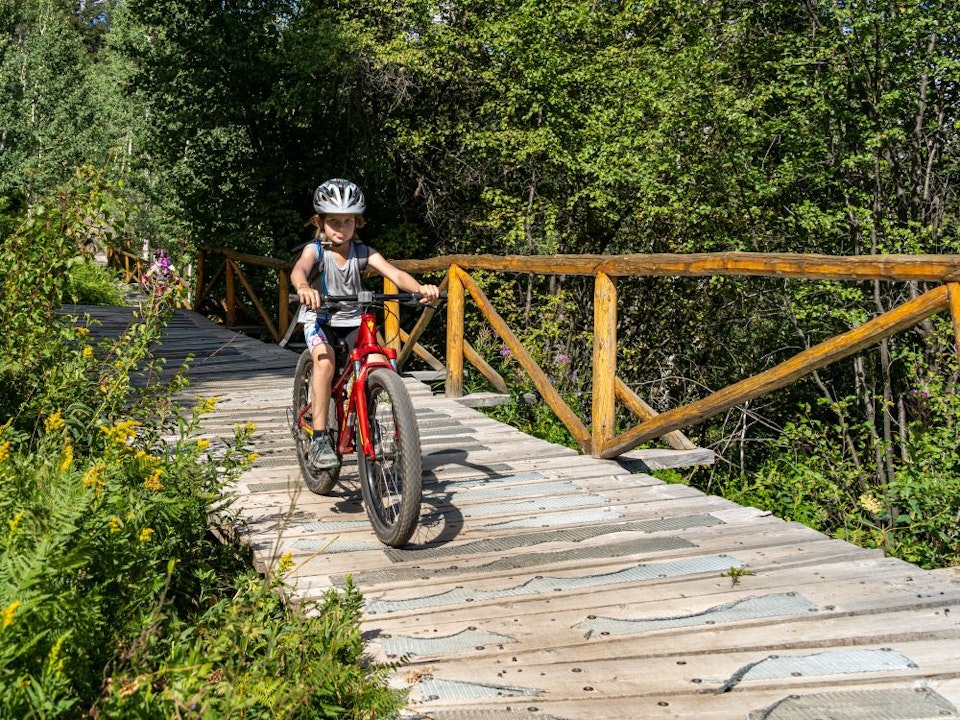 Kid leaning to bike