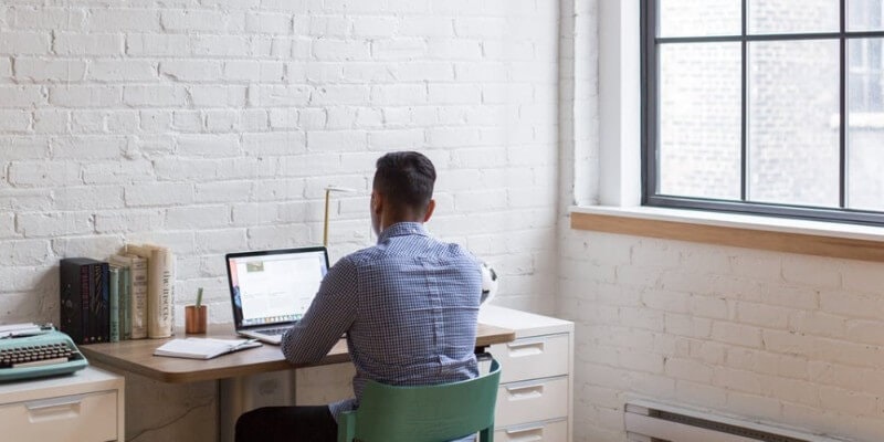 Mitarbeiter-arbeitet-im-homeoffice-von-zuhause