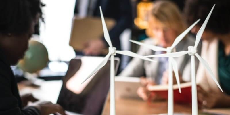 Windräder-im-büro-symbolisieren-nachhaltigkeit