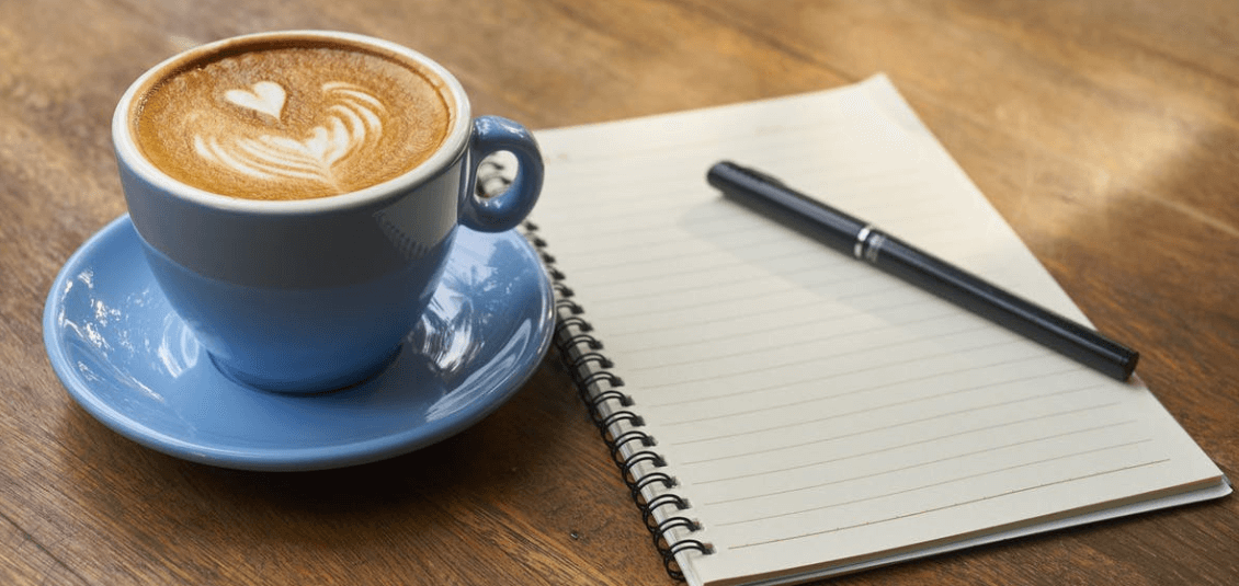 Kaffetasse und Notizblock