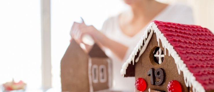 gingerbread-house-decorating