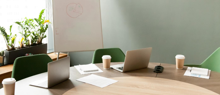 Leerer Tisch im Büro