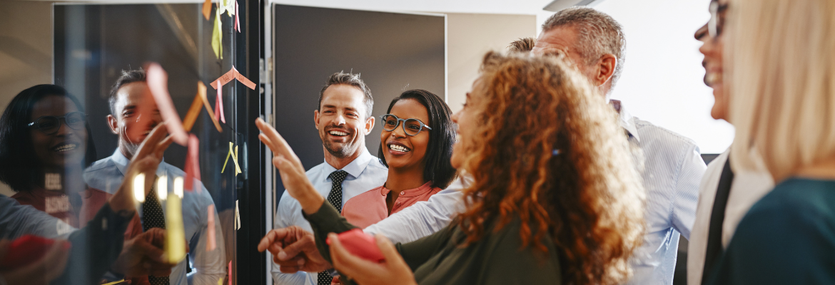 Glückliche Geschäftsleute haben eine positive Employee Experience 