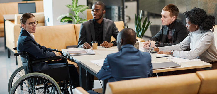 Groupe de personnes qui discutent autour d'une table