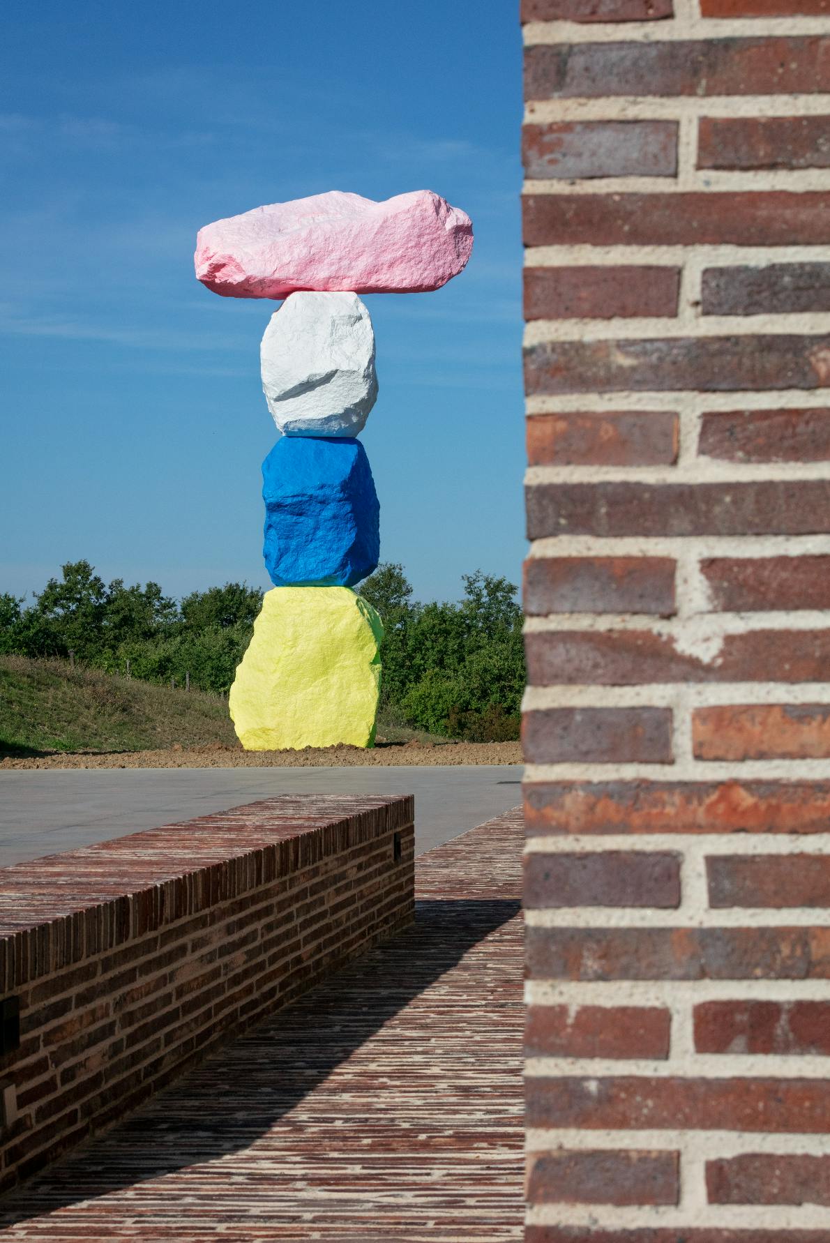 Scultura colorata realizzata con sassi dipinti di Ugo Rondinone