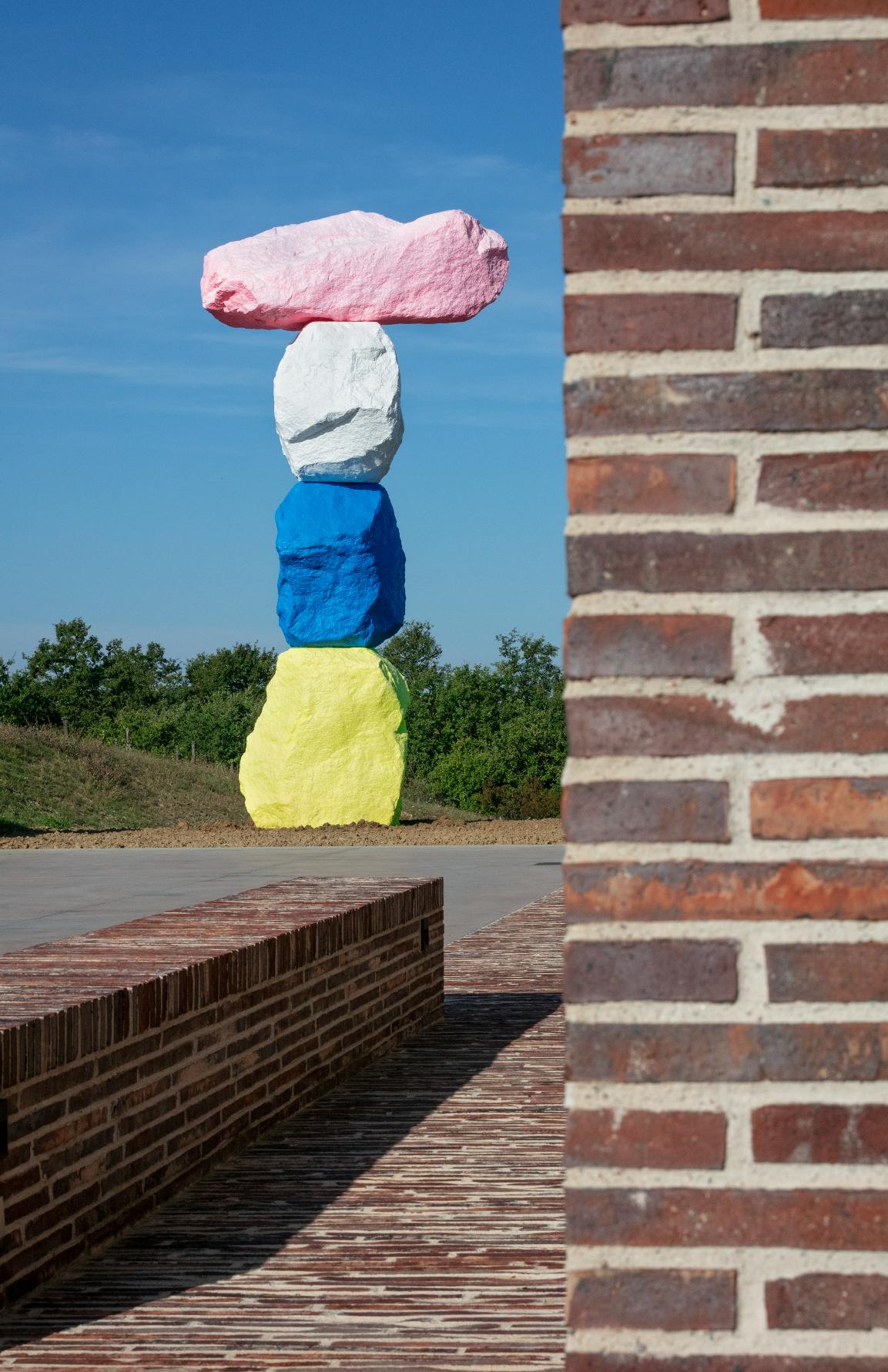 Scultura Ugo Rondinone Scultura colorata realizzata con sassi dipinti di Ugo Rondinone