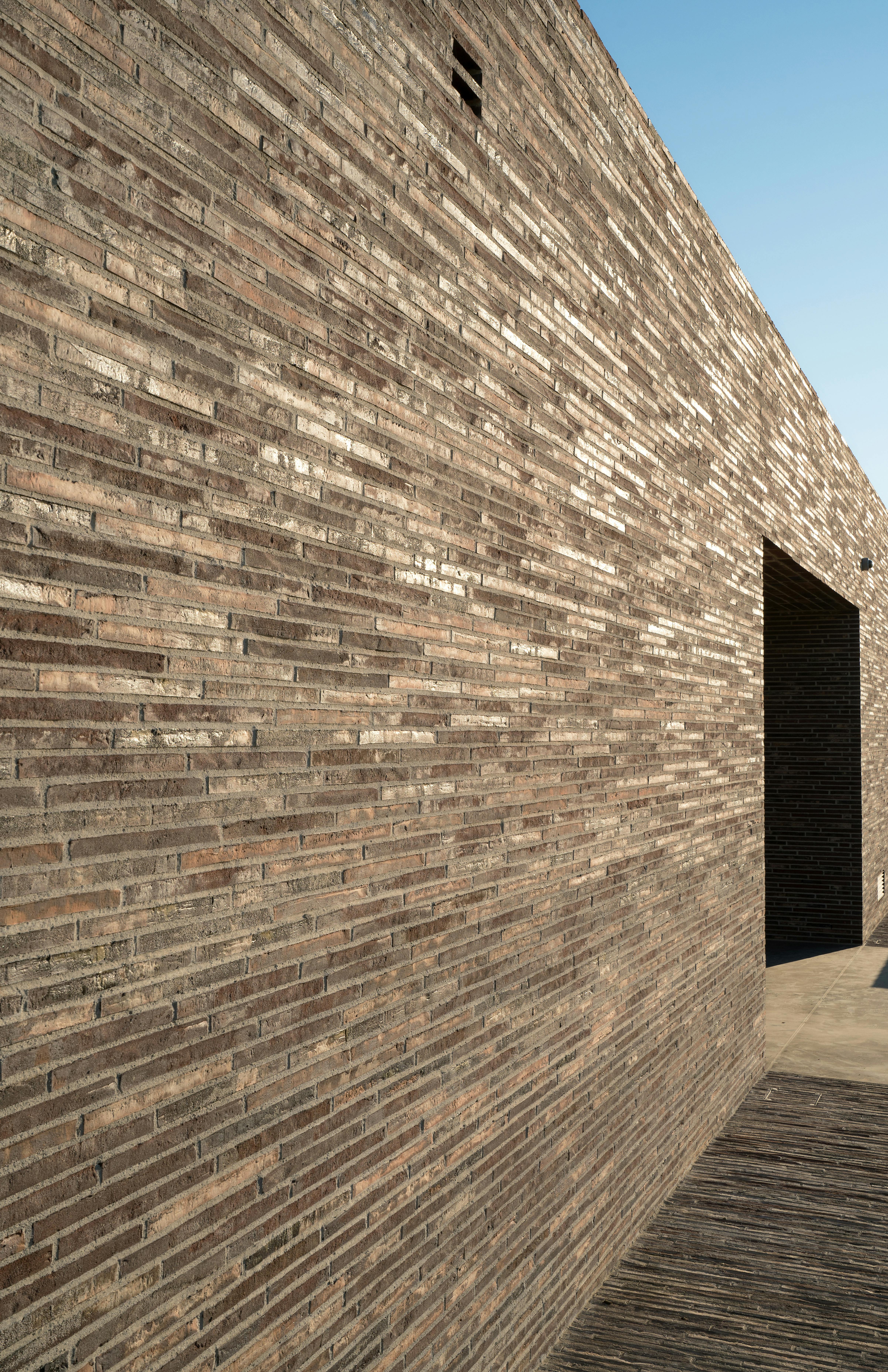 WINERY_Architecture-brick wall Shining brick wall with sun reflects on Fabbrica winery