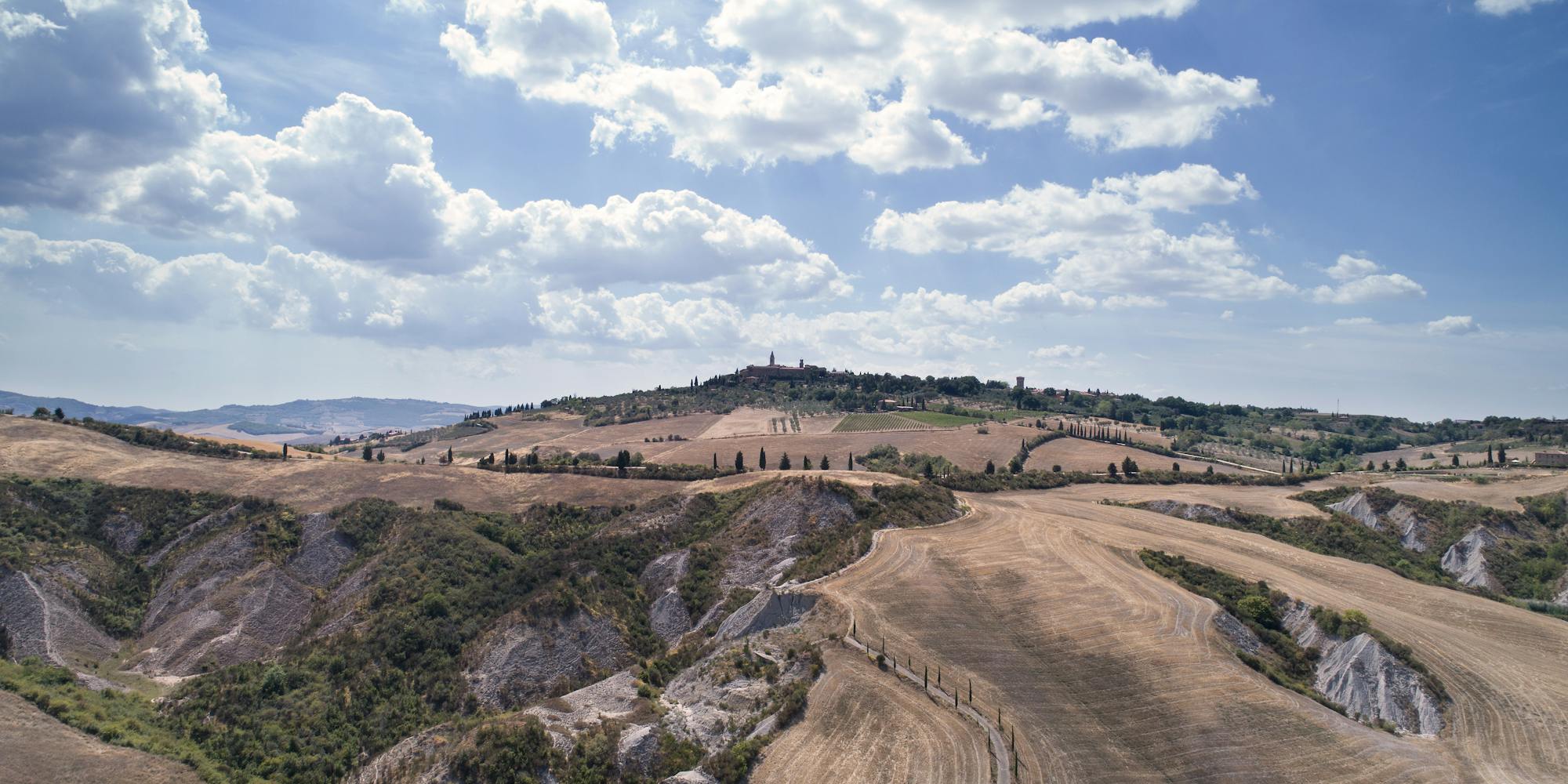 Vista drone orcia e pienza Vista aerea del paesaggio della Val d'Orcia con Pienza nel background