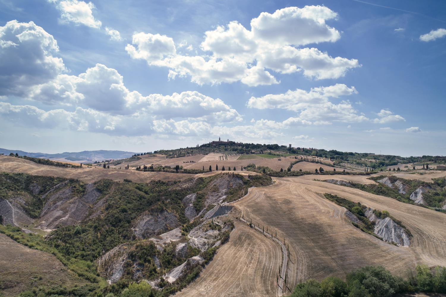 Vista aerea del paesaggio della Val d'Orcia con Pienza nel background