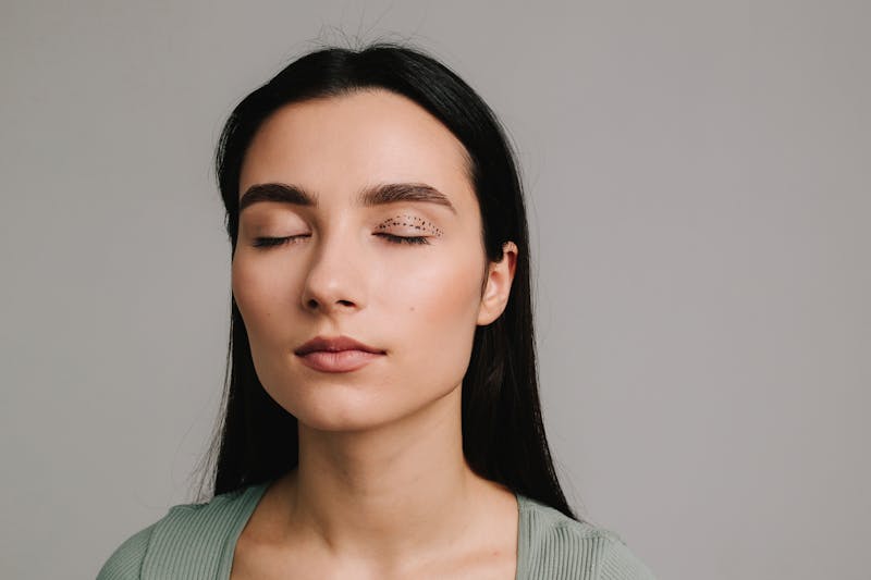 model with heavier upper eyelids