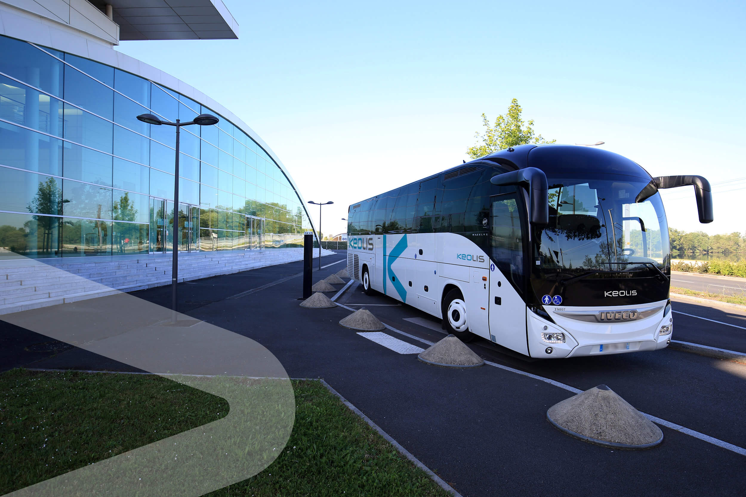 Car de tourisme Keolis stationné sur un parking, modèle pour les grands déplacements ou les voyages de plusieurs jours.