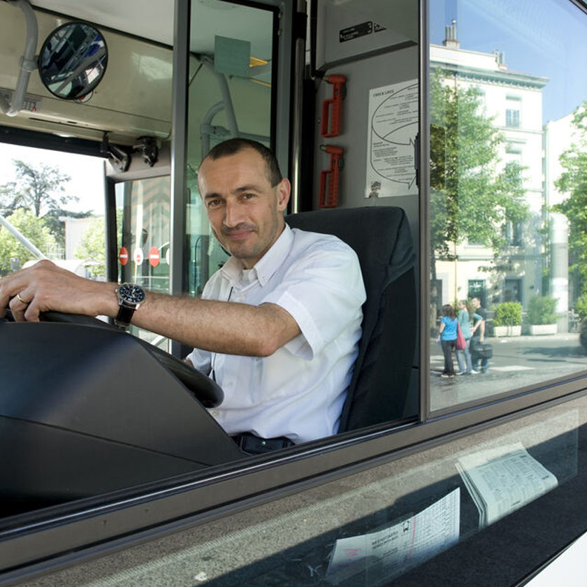 Conducteur de bus au volant