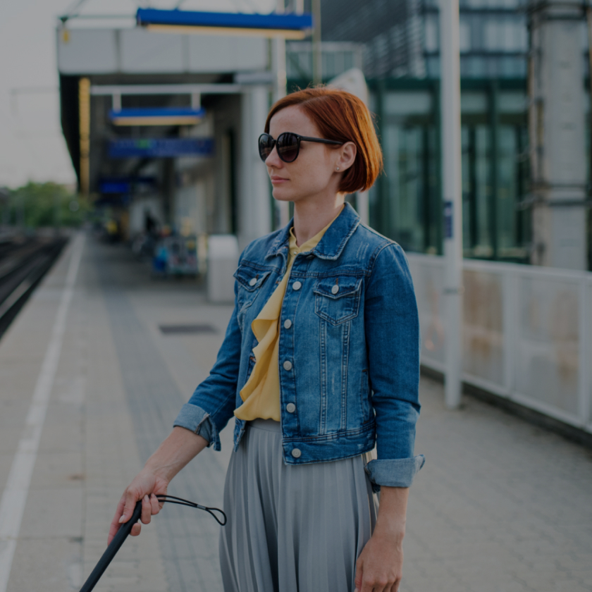 Femme malvoyante sur le quai d'un métro