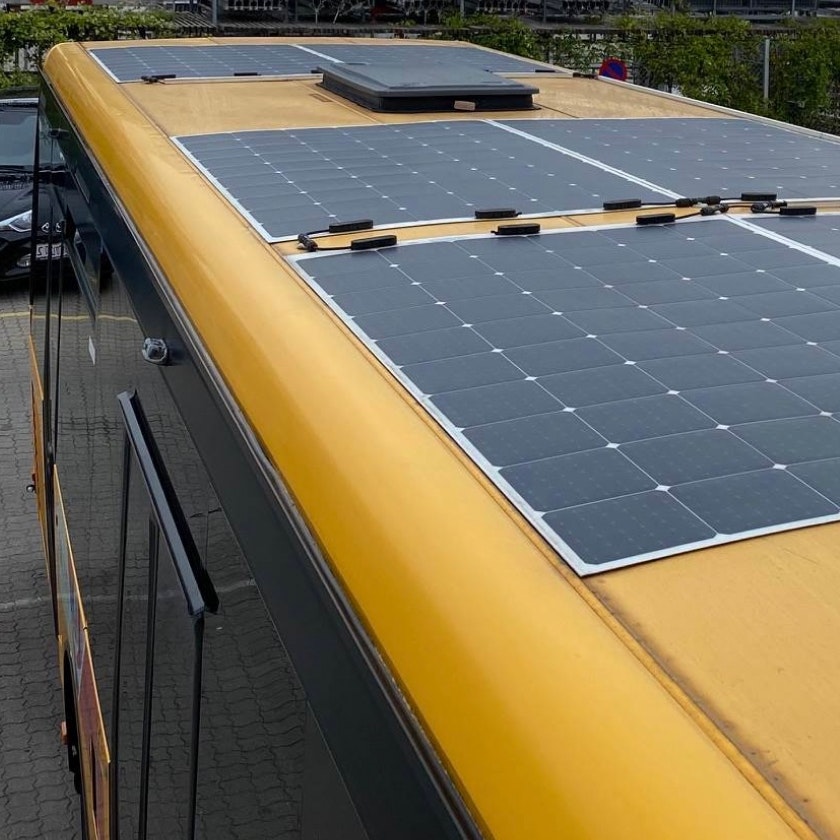 Panneaux solaires installés sur un bus