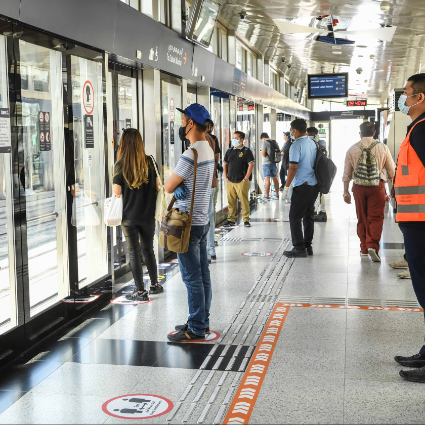 Passagers attendant l'arrivée du métro sur un quai à Dubaï.
