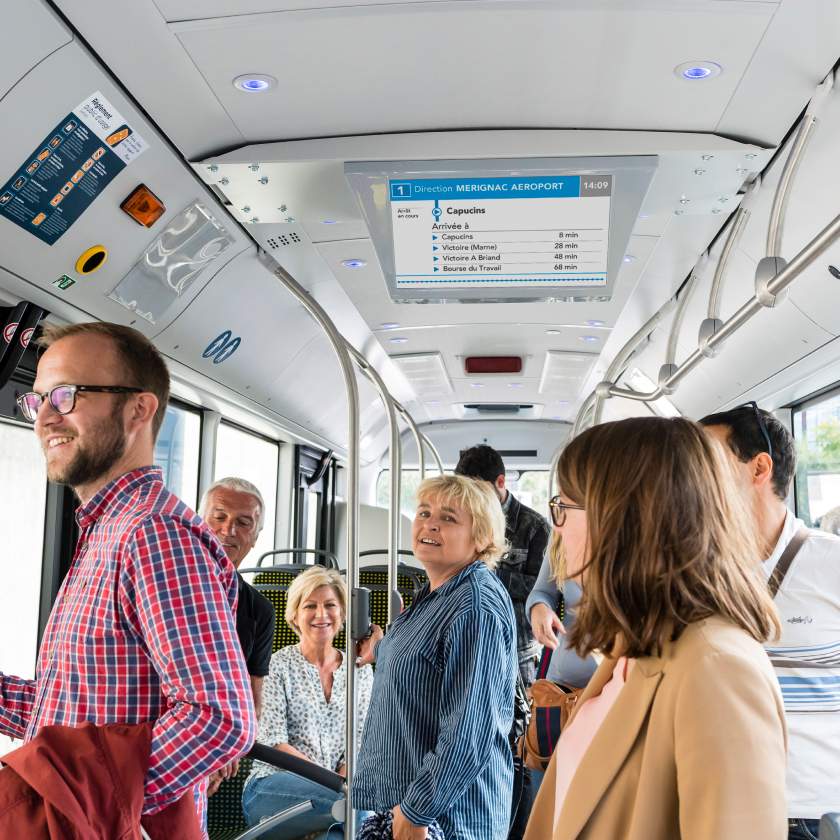 Passagers souriants dans un bus