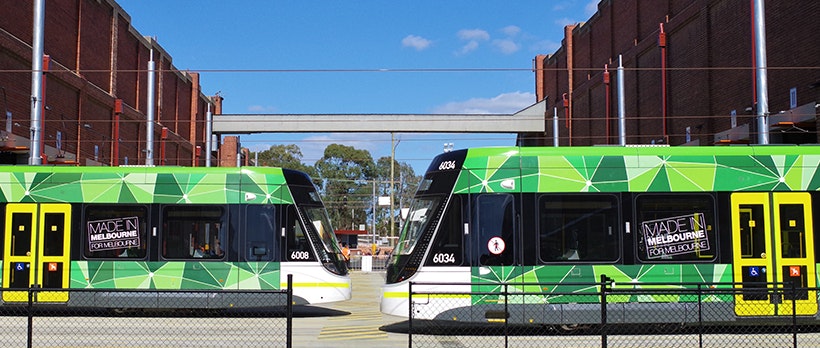 Photo de deux tramways Yarra Trams se croisant