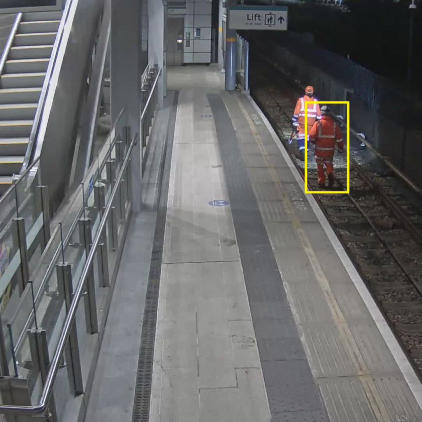 Un employé de la Docklands Light Railway sur les voies est reconnu par une caméra grâce à l’intelligence artificielle. Sa silhouette est entourée d’un encadré jaune.