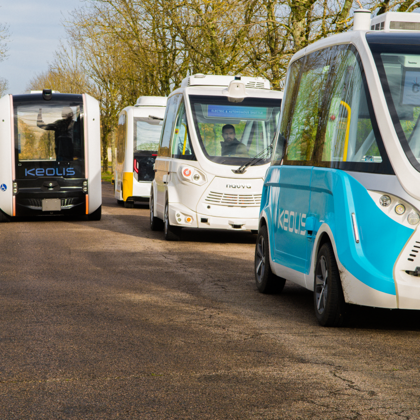 4 navettes autonomes sur une route du site SEMA