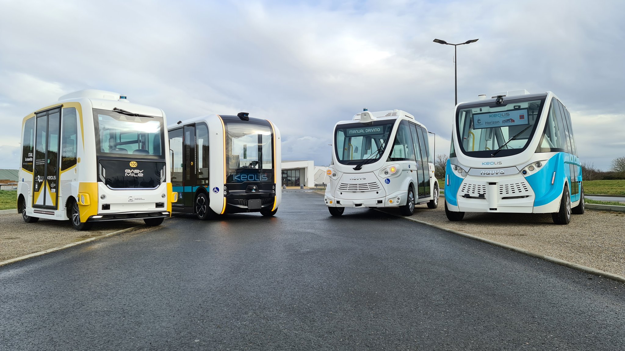 4 modèles différents de véhicules autonomes côte à côte sur une route