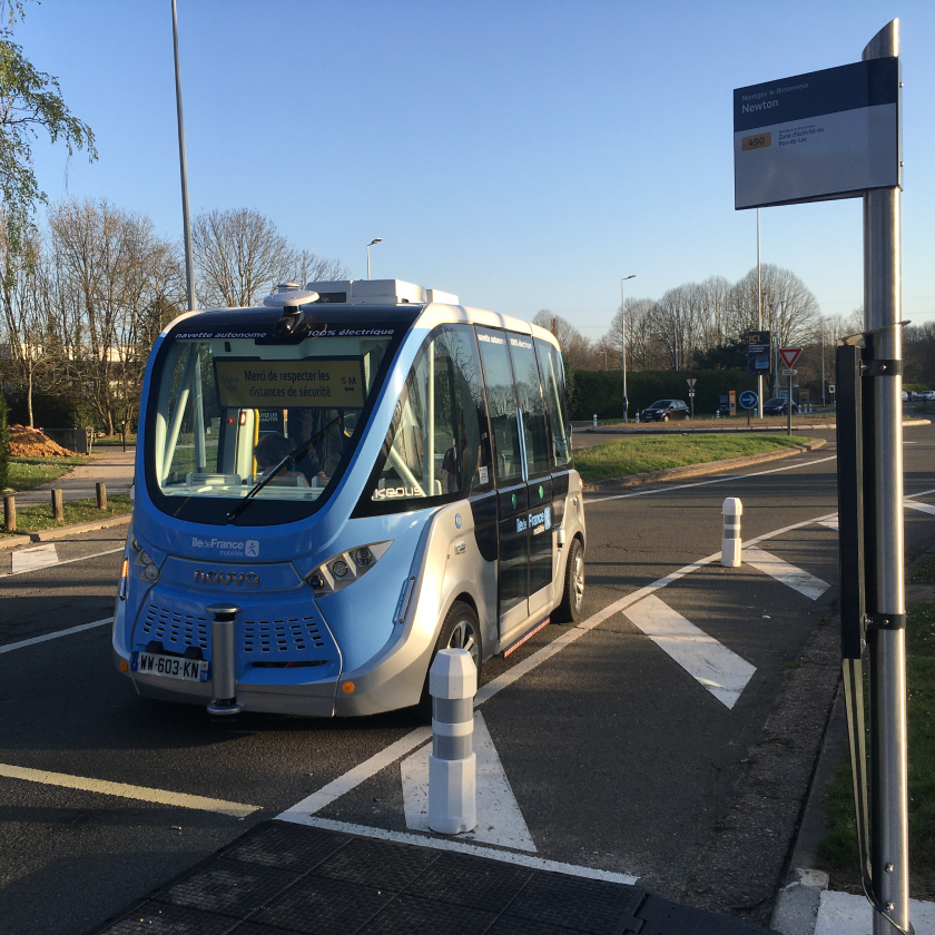 Shuttle of the autonomous line 490 on a road in Saint-Quentin-en-Yvelines