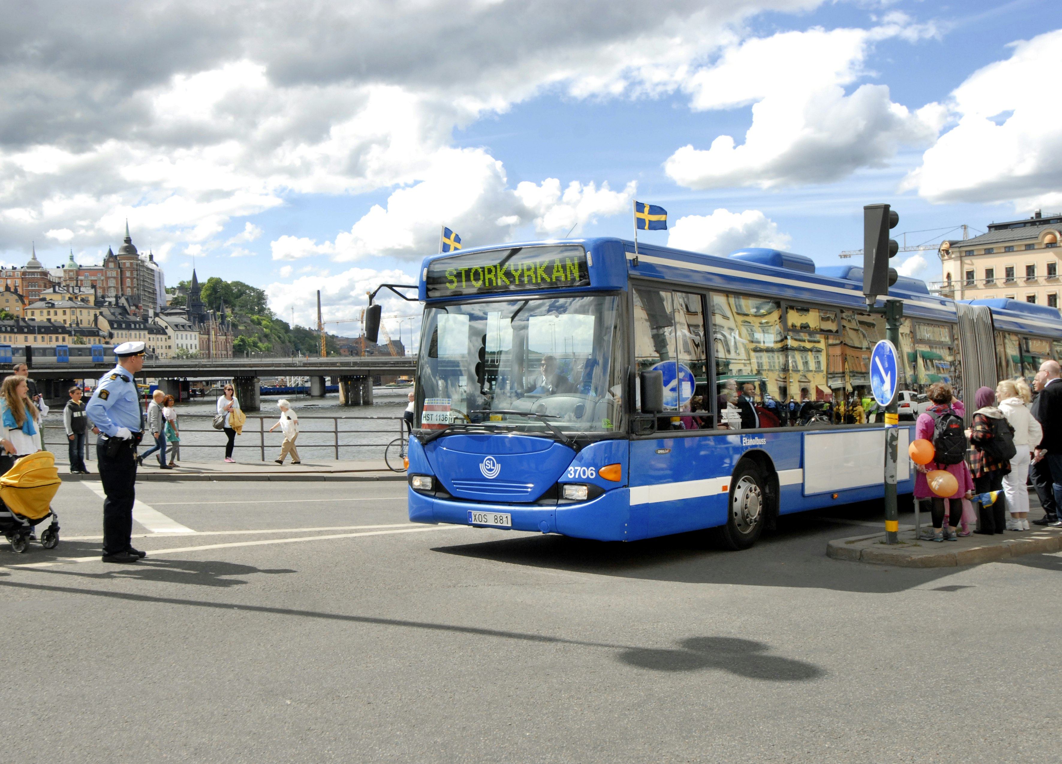 Piétons attendant un bus en Suède Piétons attendant un bus en Suède