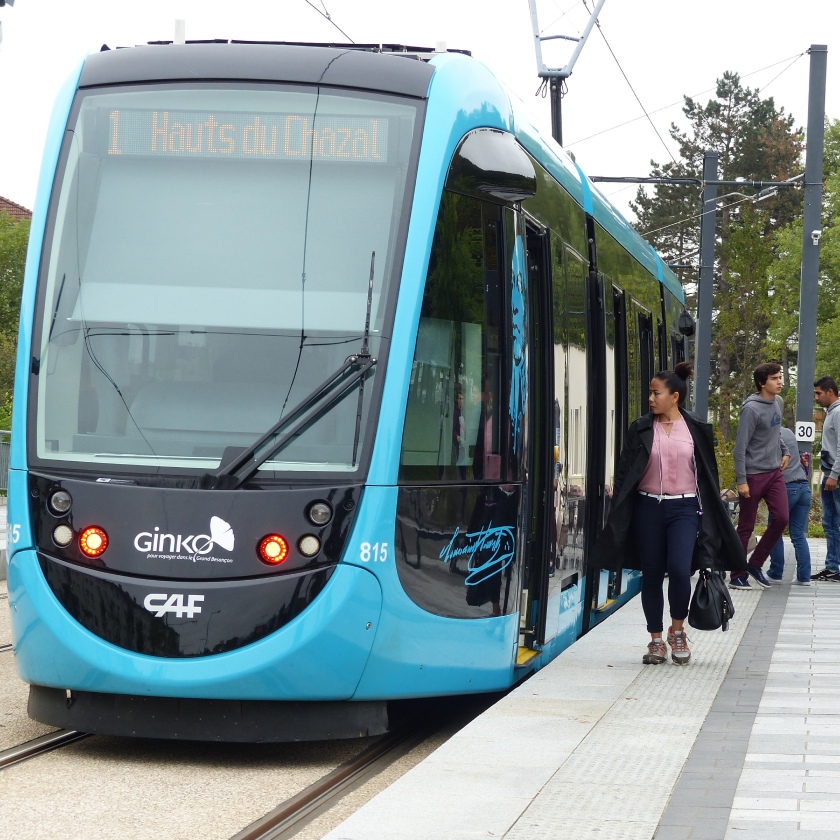 Femme marchant sur le quai à la sortie du tramway Ginko