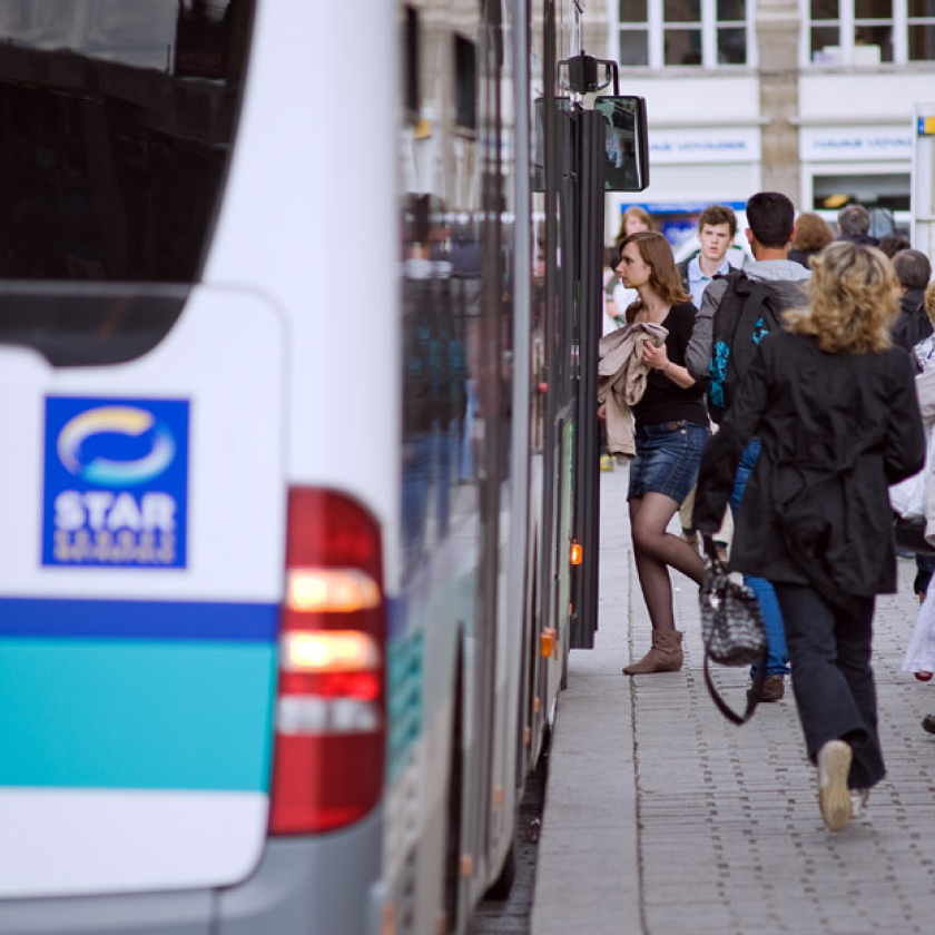 Passagers s'apprêtant à embarquer à bord d'un bus Keolis