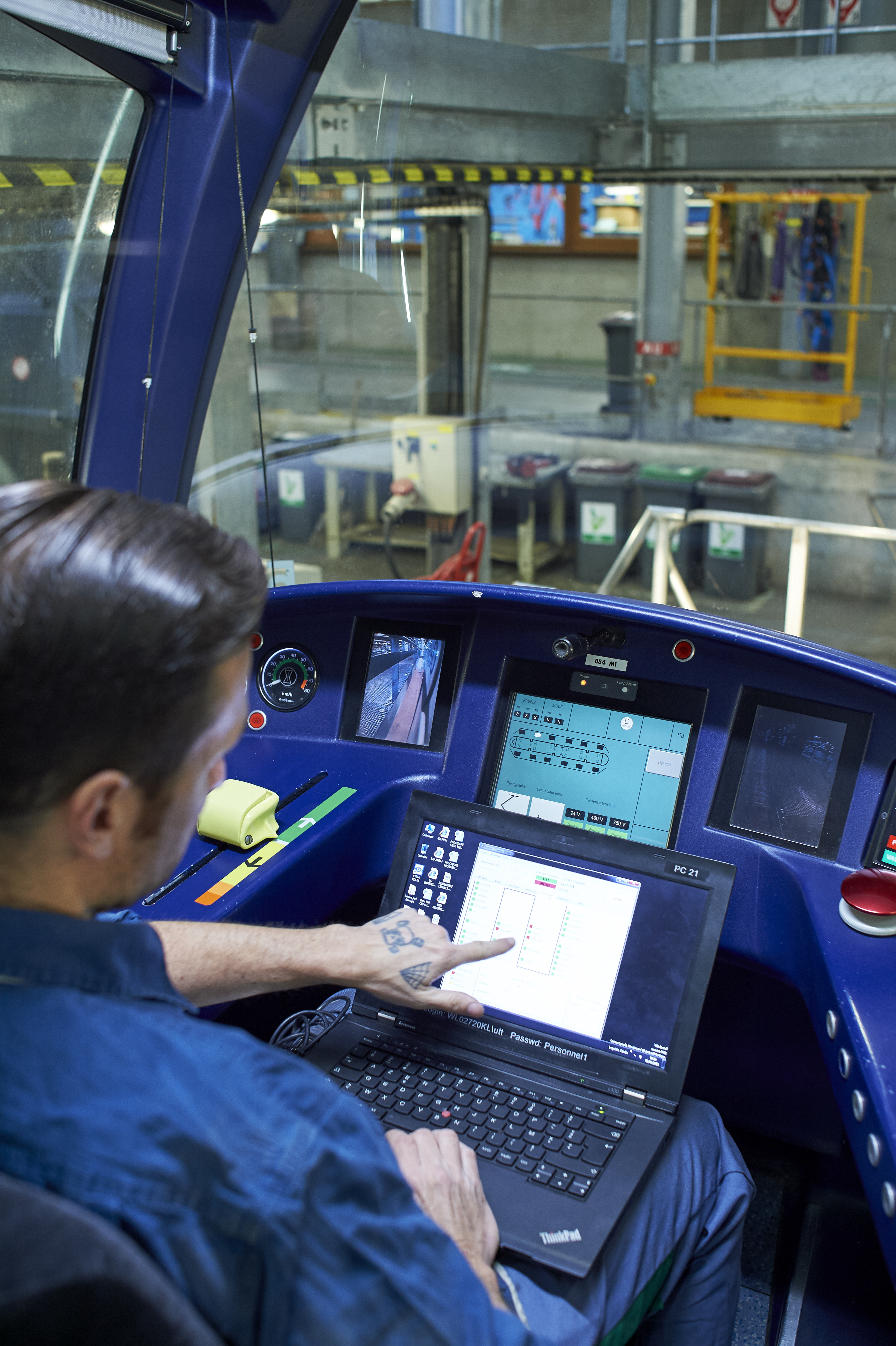 Technicien opérant de contrôles de maintenance à l'aide d'un ordinateur