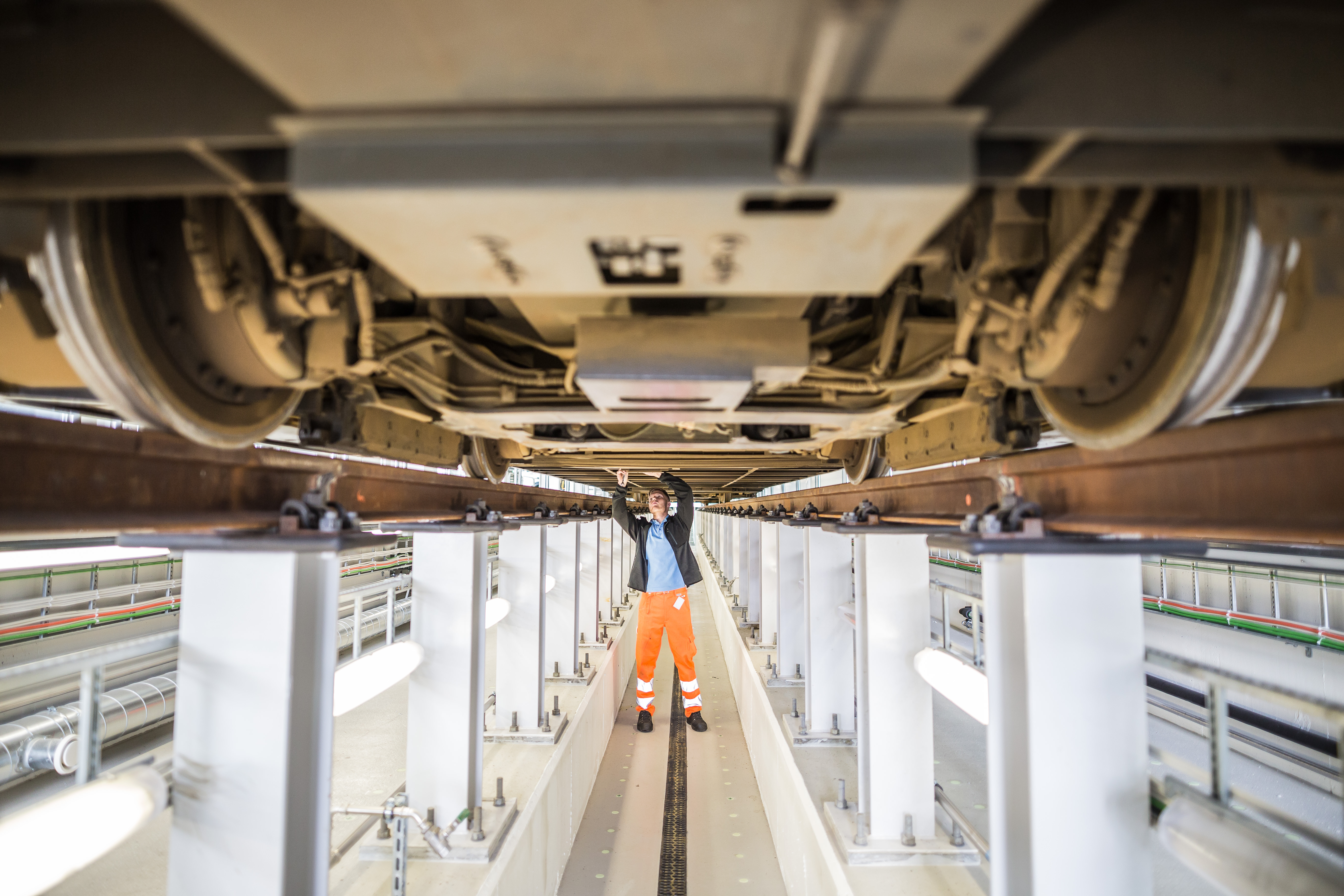 Un technicien opère une opération de maintenance sous un tram