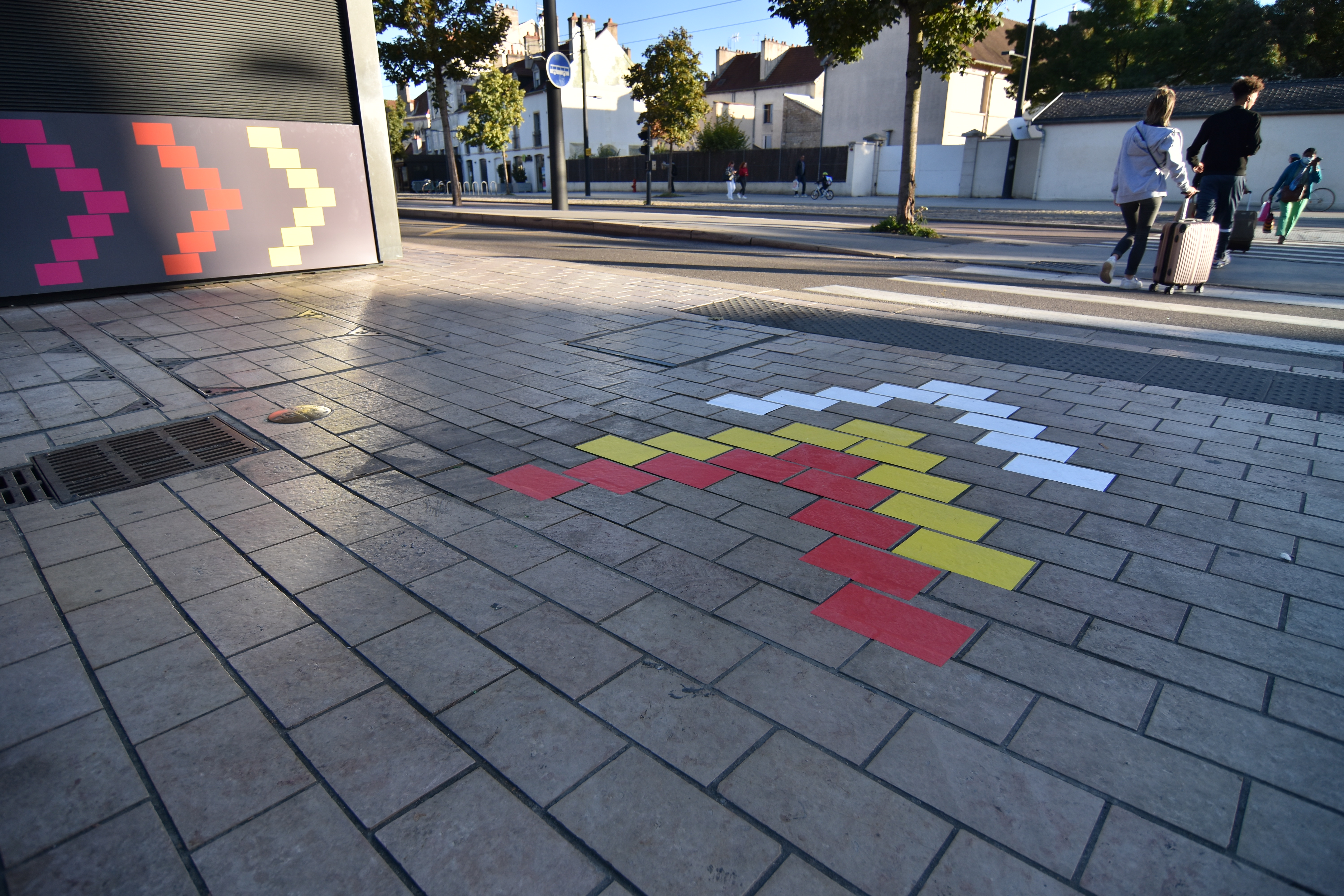 Exemple de nudge devant un passage piéton, place de la République à Dijon