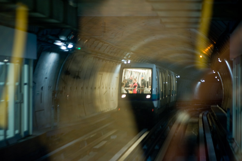Une rame du métro de Rennes en circulation dans un tunnel.