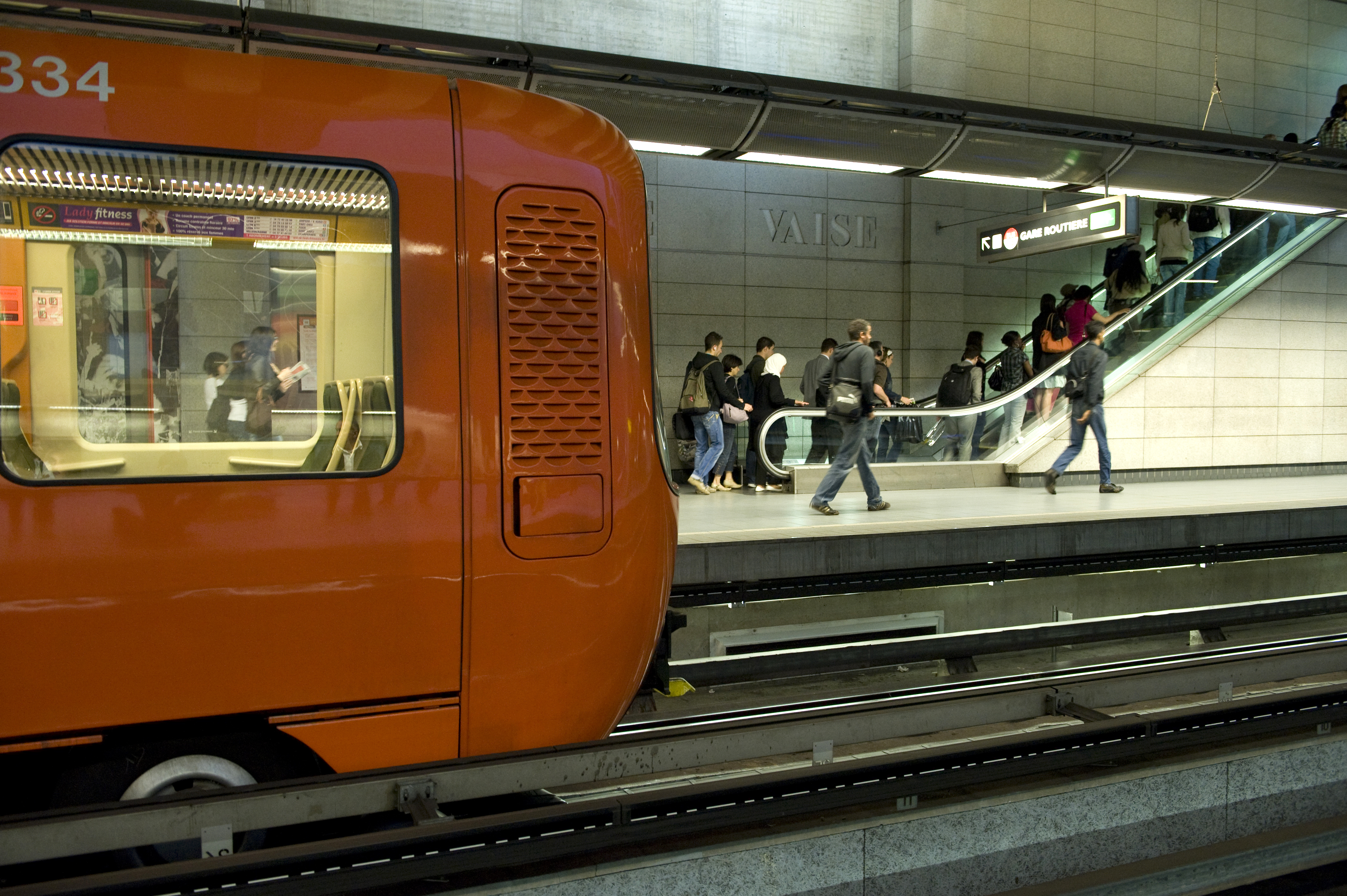 Réseau TCL à Lyon - Passagers quittant le quai