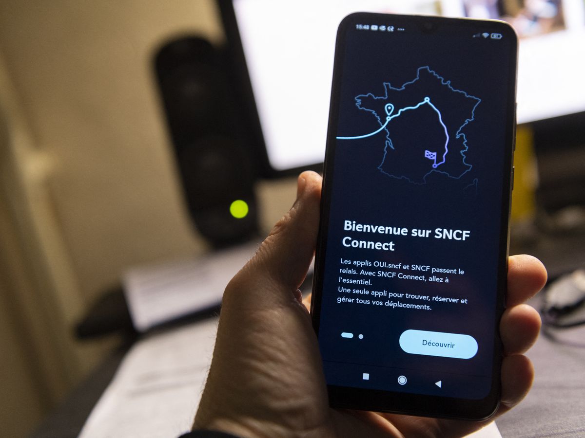 Voyageur utilisant l'application SNCF Connect