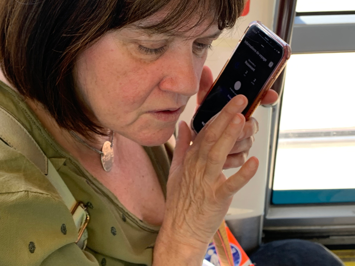 Visually impaired person using sound guidance on the Easymob application