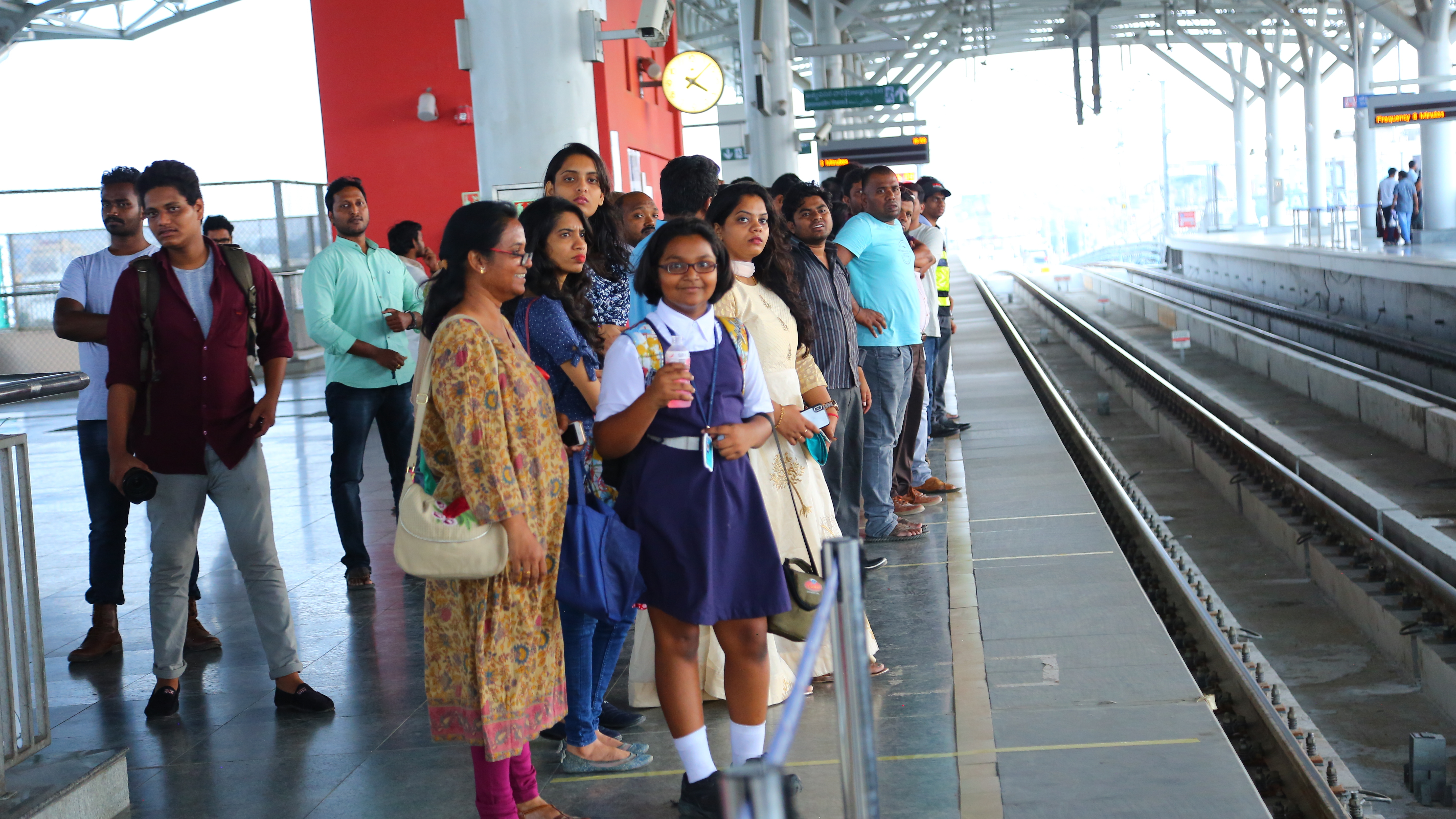 Personnes attendant le métro à Hyderabad