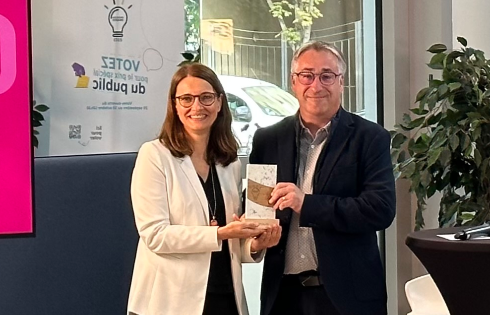 Annelise Avril awarded the prize to Olivier Henriot for Augmented Reality project