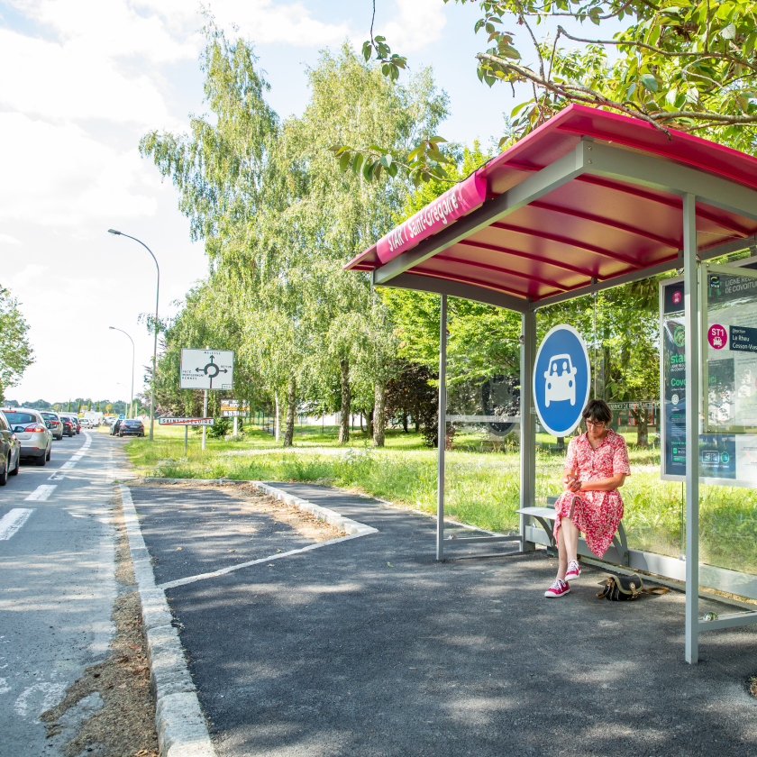 Photograph of a waiting shelter on the carpool lane in Rennes
