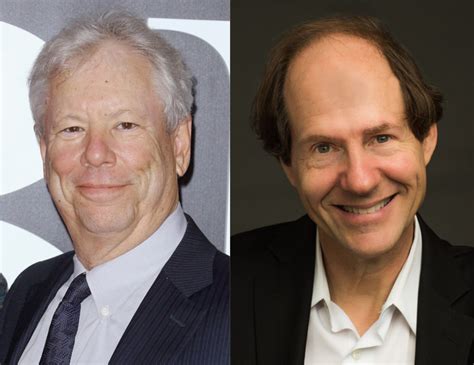 Richard H. Thaler (gauche) et Cass R. Sunstein (droite)