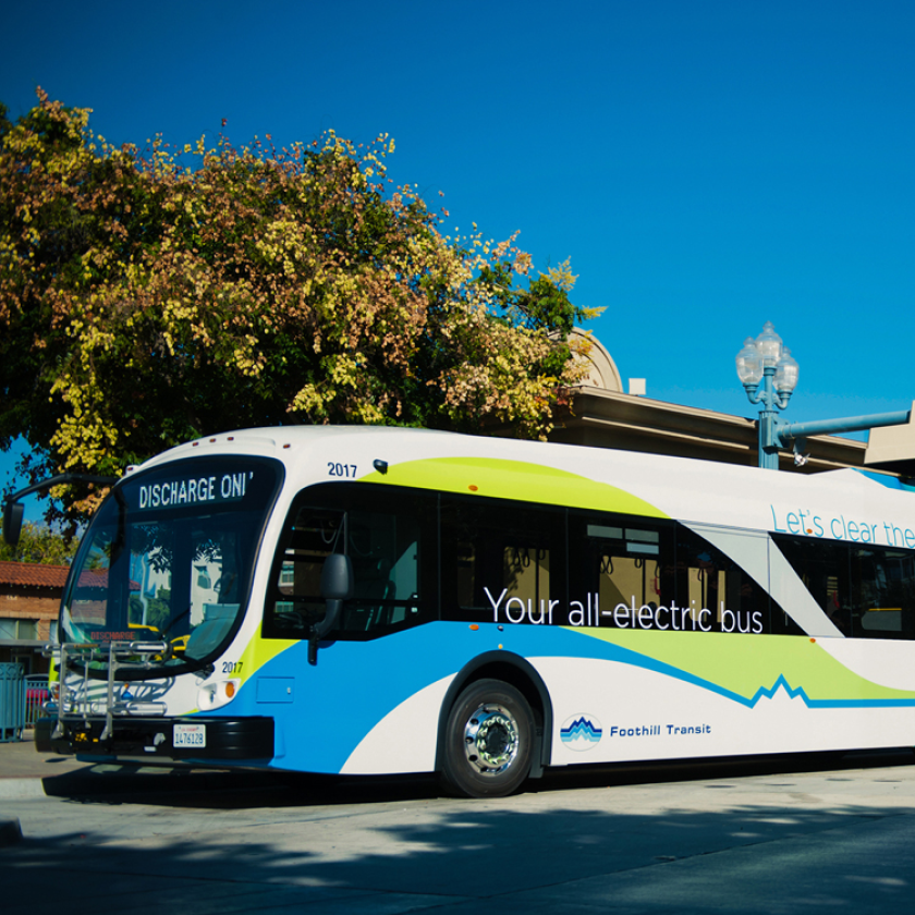 Le réseau de bus Foothill Transit introduit une flotte de 33 bus New Flyer fonctionnant à l'hydrogène.