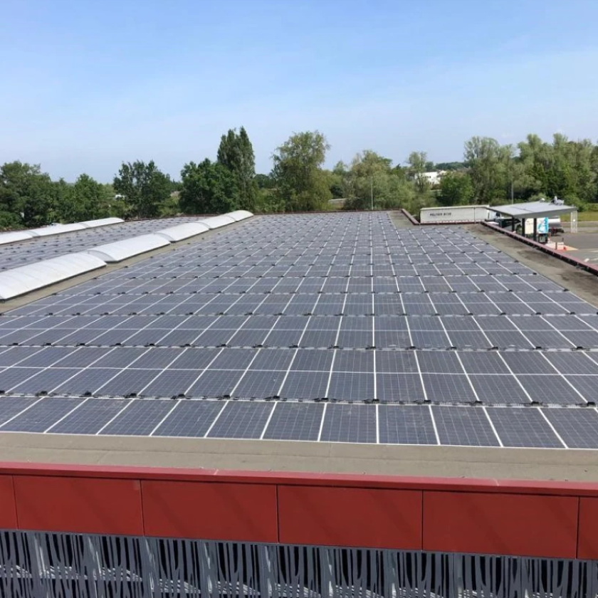 As part of its low-carbon strategy, Keolis Lyon is working with SYTRAL Mobilités to test lightweight photovoltaic panels on the roofs of its Le Thioley workshops – a pioneering initiative in renewable energy.